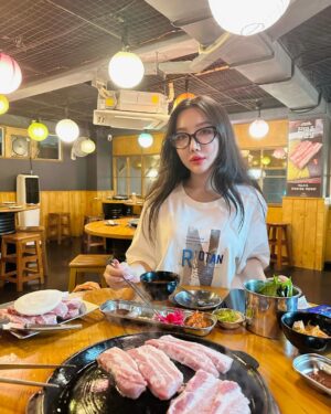 Hsu Eaint San Instagram - ကောင်မလေးတယောက်တော့ပြန်လိုချင်ပါတယ် 🫶🏻
#EMPRESS_HSU 🍀🌟💎😇
*ဆုအိမ့်စံ*👸🏻