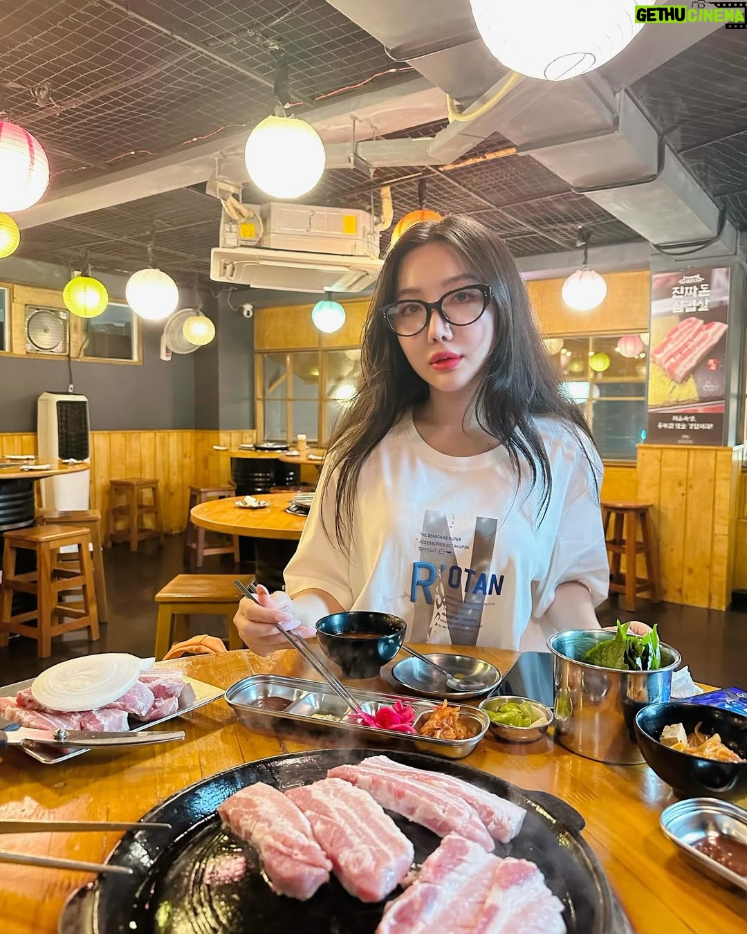 Hsu Eaint San - 1.8K Likes - ကောင်မလေးတယောက်တော့ပြန်လိုချင်ပါတယ် 🫶🏻

#EMPRESS_HSU 🍀🌟💎😇
 *ဆုအိမ့်စံ*👸🏻