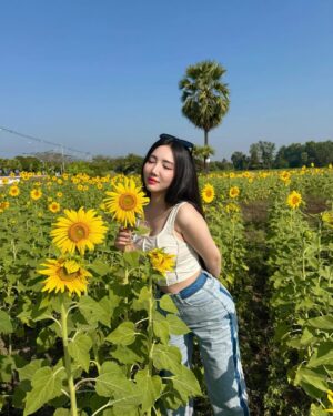 Hsu Eaint San Instagram - မင်းရှိတဲ့အရပ်ကို မျက်နှာမူမယ့် နေကြာပန်းလေးပါ 🌻