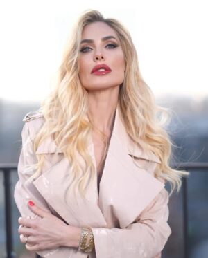 Ilary Blasi Instagram - Potete essere belle a trent’anni,affascinanti a quaranta…….e irresistibili per il resto della vostra vita . COCO CHANEL