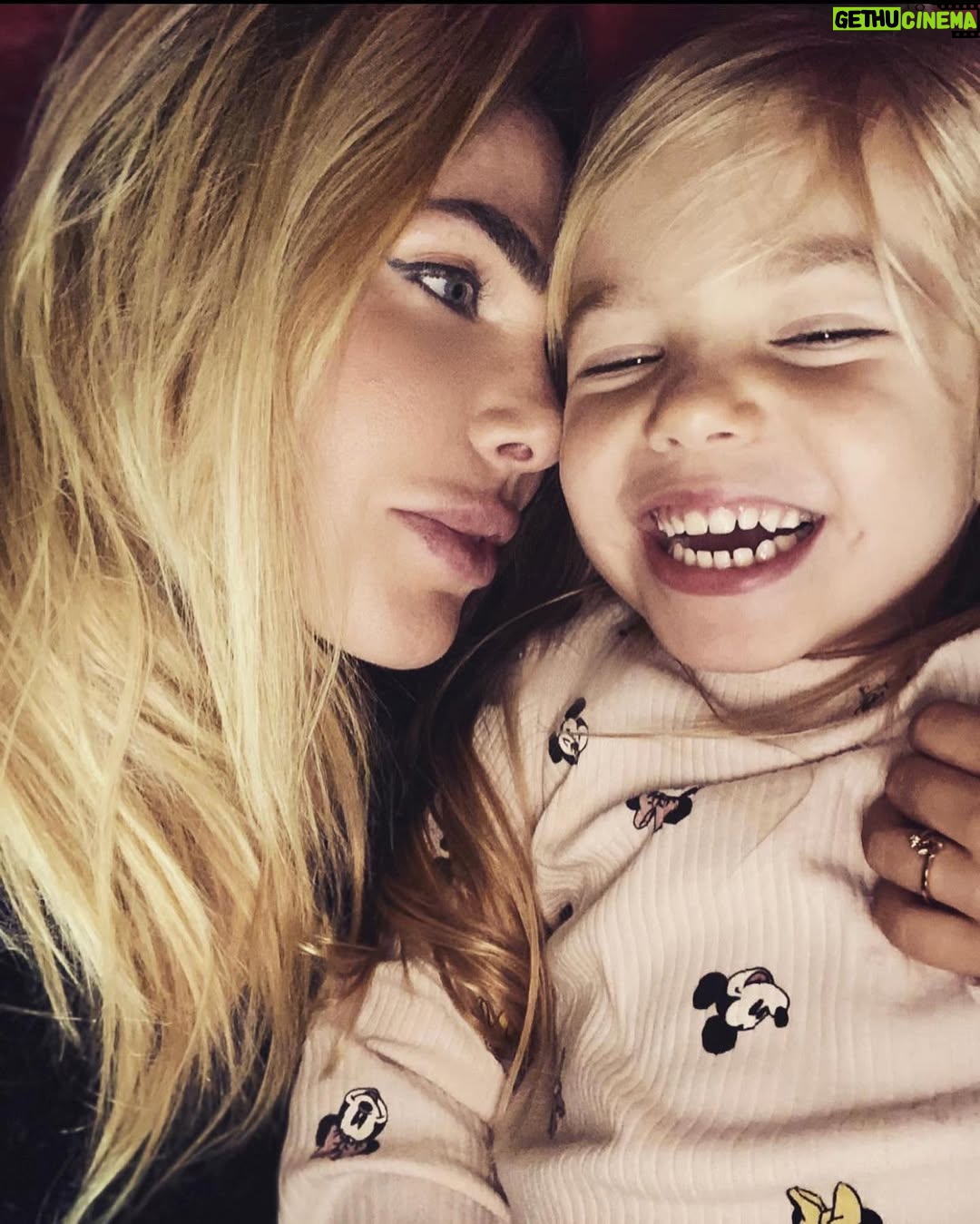 Ilary Blasi - 162.3K Likes - E poi 4 anni fa arrivi tu .....tanti auguri piccola di casa e rimani sempre così curiosa della vita ! Con amore mamma❤️