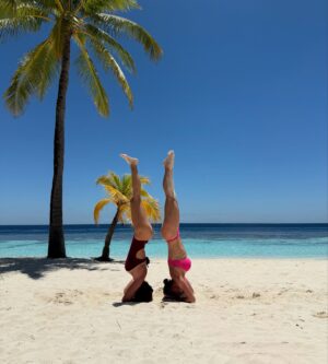 Ilary Blasi Instagram - UPSIDE DOWN….🙃😂
@ilaryblasi