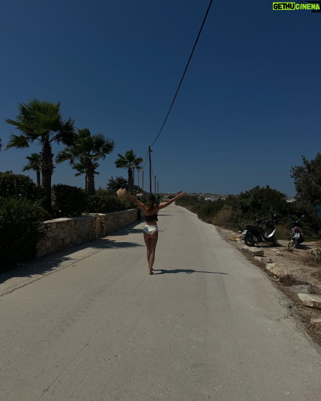 Ilary Blasi - 111.2K Likes - 🇬🇷 2024