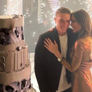 Ilary Blasi Instagram - Da ora in poi inizierai a volare da solo.Guarda sempre avanti con la certezza che io sarò sempre al tuo fianco.Auguri per i tuoi 18 anni ❤️