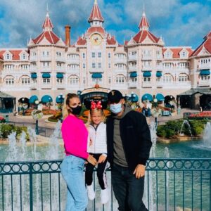 Ilary Blasi Instagram - La fantasia non ha età e i sogni sono per sempre…. Walt Disney @disneylandparis