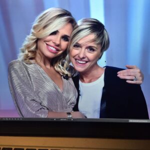 Ilary Blasi Instagram - Tanti ricordi tante serate e tante risate .....così voglio ricordarti cara Nadia 🙏❤️ti abbraccio forte come in questa foto.
