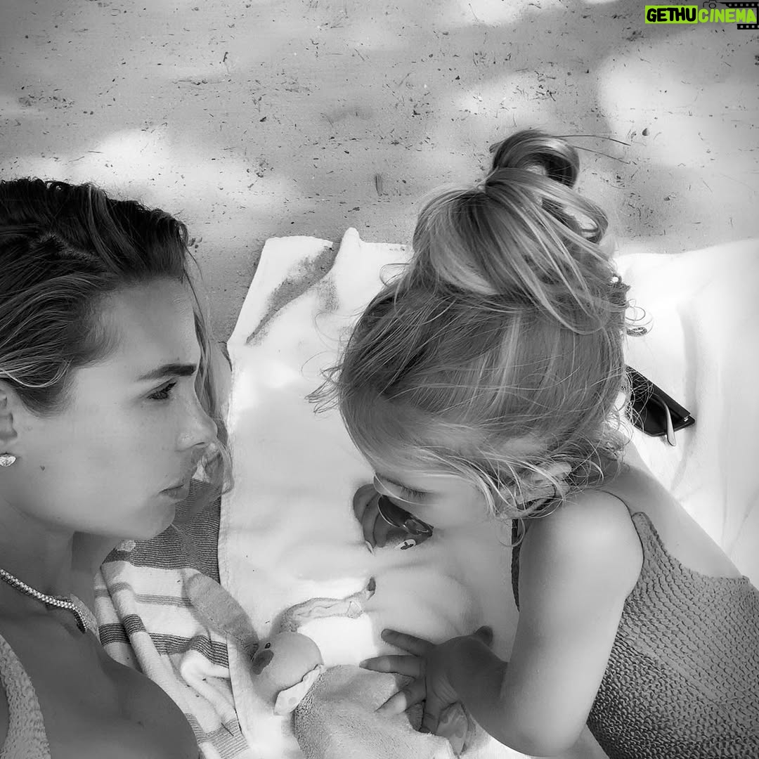 Ilary Blasi - 110.5K Likes - Nap 😴 ....🤨