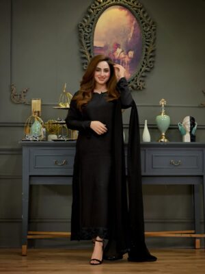 Inaya Khan Instagram - Sahiba 🖤
Had a lovely morning at @arydigital.tv Good morning Pakistan 🙌🏻
wearing this beautiful outfit by @hanim__official ✨
Bag by @purs.e7 ✨✨