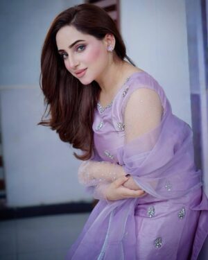 Inaya Khan Instagram - Lilac colour got me this Eid like 💜✨🫶🏻
Wearing this beautiful Jorda by @hanim__official ✨
Photographer @shoaibeezphotographyandfilms 📸
#eiduladha2025 #eidlook #desiswag #inayakhan #innakhan100