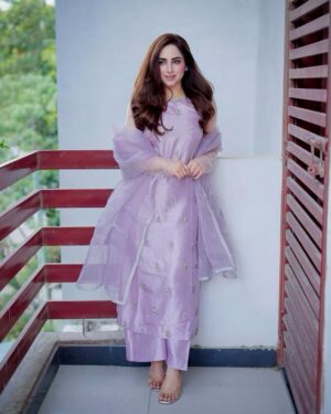 Inaya Khan Instagram - Lilac colour got me this Eid like 💜✨🫶🏻
Wearing this beautiful Jorda by @hanim__official ✨
Photographer @shoaibeezphotographyandfilms 📸
#eiduladha2025 #eidlook #desiswag #inayakhan #innakhan100
