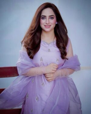 Inaya Khan Instagram - Lilac colour got me this Eid like 💜✨🫶🏻
Wearing this beautiful Jorda by @hanim__official ✨
Photographer @shoaibeezphotographyandfilms 📸
#eiduladha2025 #eidlook #desiswag #inayakhan #innakhan100