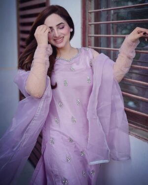 Inaya Khan Instagram - Lilac colour got me this Eid like 💜✨🫶🏻
Wearing this beautiful Jorda by @hanim__official ✨
Photographer @shoaibeezphotographyandfilms 📸
#eiduladha2025 #eidlook #desiswag #inayakhan #innakhan100