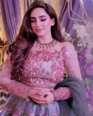 Inaya Khan Instagram - 💜🌸✨
What a blast sangeet last night 🙌🏻✨ #rabesain 🌸
Wearing @zaraasif.official ✨✨
Photography @munibrehman_studio 📸📸
Makeup and styling by me ofcourse 🙌🏻💜