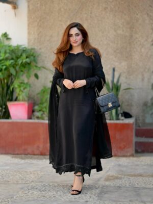 Inaya Khan Instagram - Sahiba 🖤
Had a lovely morning at @arydigital.tv Good morning Pakistan 🙌🏻
wearing this beautiful outfit by @hanim__official ✨
Bag by @purs.e7 ✨✨