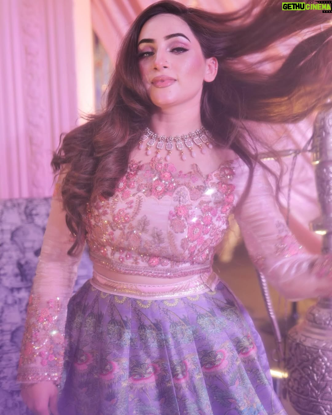 Inaya Khan - 17.8K Likes - 💜🌸✨
What a blast sangeet last night 🙌🏻✨ #rabesain 🌸
Wearing @zaraasif.official ✨✨
Photography @munibrehman_studio 📸📸
Makeup and styling by me ofcourse 🙌🏻💜