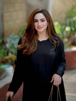 Inaya Khan Instagram - Sahiba 🖤
Had a lovely morning at @arydigital.tv Good morning Pakistan 🙌🏻
wearing this beautiful outfit by @hanim__official ✨
Bag by @purs.e7 ✨✨