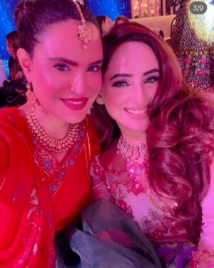 Inaya Khan Instagram - 💜🌸✨
What a blast sangeet last night 🙌🏻✨ #rabesain 🌸
Wearing @zaraasif.official ✨✨
Photography @munibrehman_studio 📸📸
Makeup and styling by me ofcourse 🙌🏻💜
