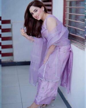 Inaya Khan Instagram - Lilac colour got me this Eid like 💜✨🫶🏻
Wearing this beautiful Jorda by @hanim__official ✨
Photographer @shoaibeezphotographyandfilms 📸
#eiduladha2025 #eidlook #desiswag #inayakhan #innakhan100