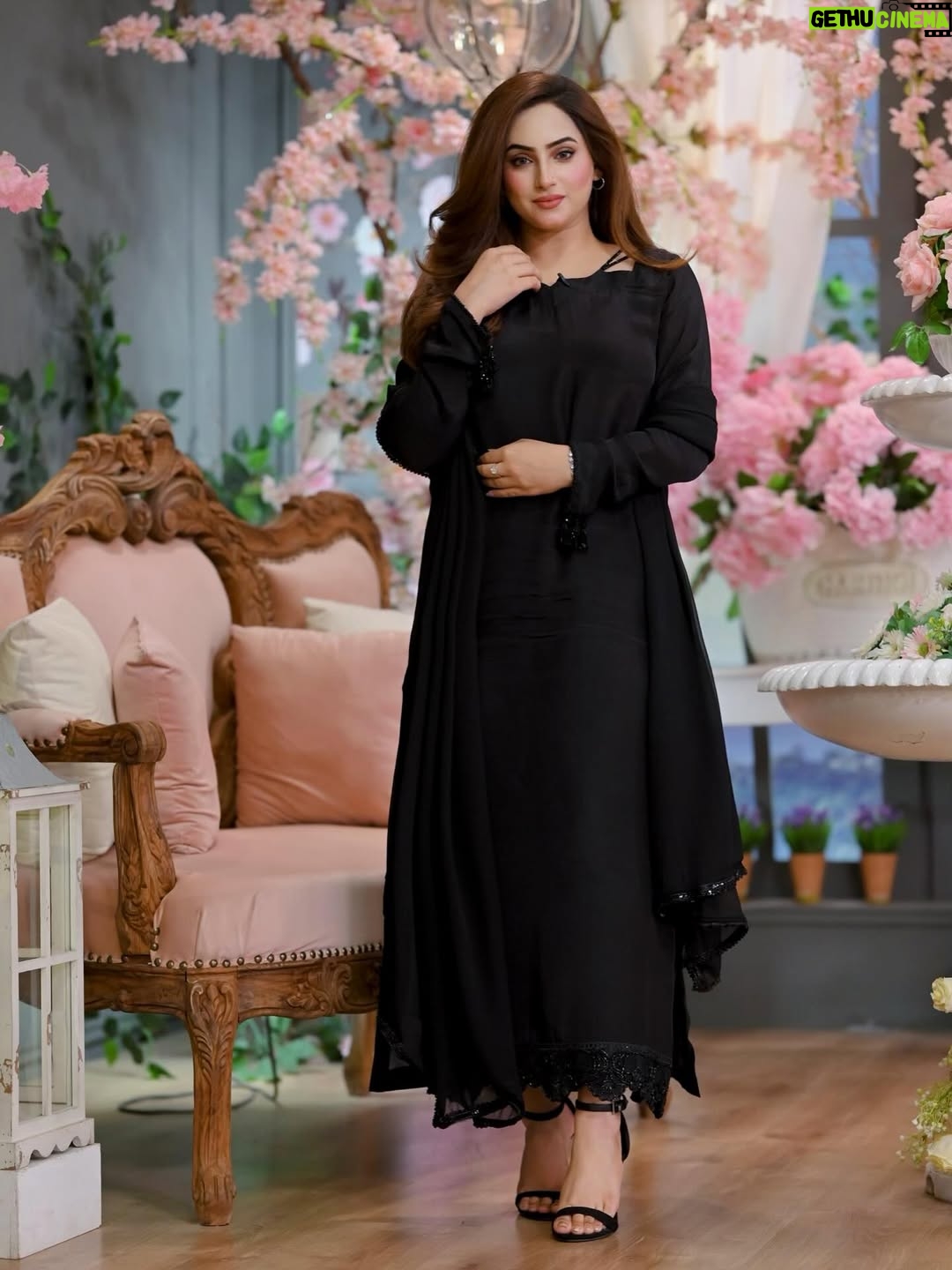 Inaya Khan - 6.4K Likes - Sahiba 🖤
Had a lovely morning at @arydigital.tv Good morning Pakistan 🙌🏻
wearing this beautiful outfit by @hanim__official ✨
Bag by @purs.e7 ✨✨
