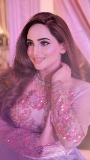 Inaya Khan Instagram - Saibo 🌸
Wearing this Beautiful choli lehenga from @zaraasif.official ✨✨
Videographer @munibrehman_studio 🖤🎥
#inayakhan #innakhan100 #rabesain #weddingseason #ɪɴsᴛᴀɢᴏᴏᴅ