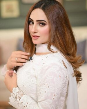 Inaya Khan Instagram - Tere Ishq da jam haseen aye 🤍❕
Wearing this beautiful dress by @arshbysamra 🕊️