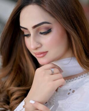 Inaya Khan Instagram - Tere Ishq da jam haseen aye 🤍❕
Wearing this beautiful dress by @arshbysamra 🕊️