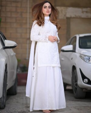 Inaya Khan Instagram - Tere Ishq da jam haseen aye 🤍❕
Wearing this beautiful dress by @arshbysamra 🕊️
