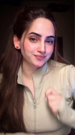 Inaya Khan Instagram - Dame un Grrrrrrr 👀 🙊 Transition video ✨✨
#inayakhan #innakhan100 #dameungrr #beingmyself #tiktokpakistan #ɪɴsᴛᴀɢᴏᴏᴅ #pakistaniactresses
