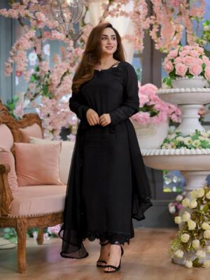 Inaya Khan Instagram - Sahiba 🖤
Had a lovely morning at @arydigital.tv Good morning Pakistan 🙌🏻
wearing this beautiful outfit by @hanim__official ✨
Bag by @purs.e7 ✨✨