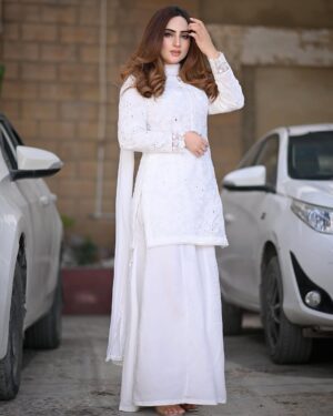 Inaya Khan Instagram - Tere Ishq da jam haseen aye 🤍❕
Wearing this beautiful dress by @arshbysamra 🕊️