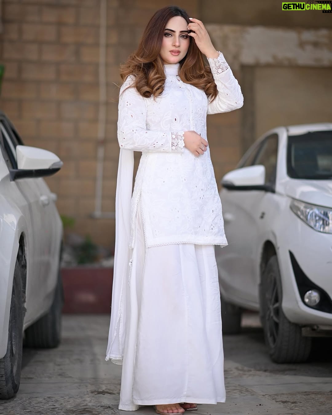 Inaya Khan - 4.2K Likes - Tere Ishq da jam haseen aye 🤍❕
Wearing this beautiful dress by @arshbysamra 🕊️