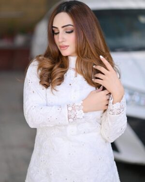 Inaya Khan Instagram - Tere Ishq da jam haseen aye 🤍❕
Wearing this beautiful dress by @arshbysamra 🕊️