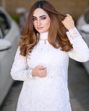 Inaya Khan Instagram - Tere Ishq da jam haseen aye 🤍❕
Wearing this beautiful dress by @arshbysamra 🕊️