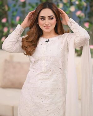 Inaya Khan Instagram - Tere Ishq da jam haseen aye 🤍❕
Wearing this beautiful dress by @arshbysamra 🕊️