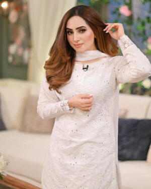 Inaya Khan Instagram - Tere Ishq da jam haseen aye 🤍❕
Wearing this beautiful dress by @arshbysamra 🕊️
