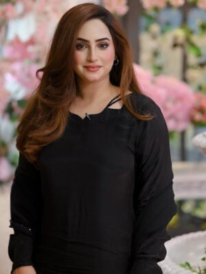 Inaya Khan Instagram - Sahiba 🖤
Had a lovely morning at @arydigital.tv Good morning Pakistan 🙌🏻
wearing this beautiful outfit by @hanim__official ✨
Bag by @purs.e7 ✨✨