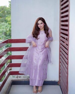 Inaya Khan Instagram - Lilac colour got me this Eid like 💜✨🫶🏻
Wearing this beautiful Jorda by @hanim__official ✨
Photographer @shoaibeezphotographyandfilms 📸
#eiduladha2025 #eidlook #desiswag #inayakhan #innakhan100