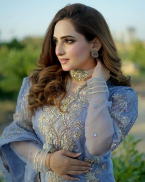 Inaya Khan Instagram - Eid 2nd day look 🪻✨
Wearing @jamniibyharoonafzaal 🤍
Photographer @shotby_salman 📸
Neckwear @nagina_houseofjewels ✨💫