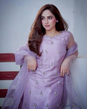 Inaya Khan Instagram - Lilac colour got me this Eid like 💜✨🫶🏻
Wearing this beautiful Jorda by @hanim__official ✨
Photographer @shoaibeezphotographyandfilms 📸
#eiduladha2025 #eidlook #desiswag #inayakhan #innakhan100