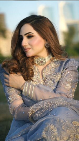 Inaya Khan Instagram - Eid 2nd day Mubarak to Everyone 🪻✨
Wearing this beautiful outfit by @jamniibyharoonafzaal ✨
Necklace @nagina_houseofjewels 💫
Videographer @shotby_salman 📸
Contacts by @anas.fi 👁️