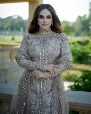Inaya Khan Instagram - Eid First day look 🙌🏻✨🌙
Wearing my favorite @malhaar.official ✨
Neckwear by @nagina_houseofjewels 🫶
Photographer @shotby_salman 📸