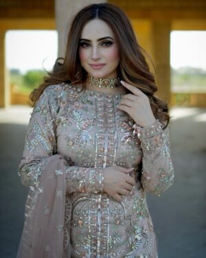Inaya Khan Instagram - Eid First day look 🙌🏻✨🌙
Wearing my favorite @malhaar.official ✨
Neckwear by @nagina_houseofjewels 🫶
Photographer @shotby_salman 📸
