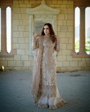 Inaya Khan Instagram - Eid First day look 🙌🏻✨🌙
Wearing my favorite @malhaar.official ✨
Neckwear by @nagina_houseofjewels 🫶
Photographer @shotby_salman 📸
