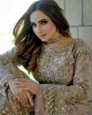 Inaya Khan Instagram - Eid First day look 🙌🏻✨🌙
Wearing my favorite @malhaar.official ✨
Neckwear by @nagina_houseofjewels 🫶
Photographer @shotby_salman 📸