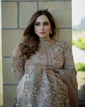 Inaya Khan Instagram - Eid First day look 🙌🏻✨🌙
Wearing my favorite @malhaar.official ✨
Neckwear by @nagina_houseofjewels 🫶
Photographer @shotby_salman 📸