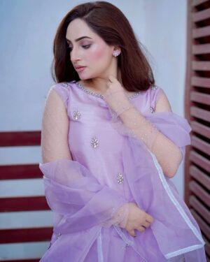 Inaya Khan Instagram - Lilac colour got me this Eid like 💜✨🫶🏻
Wearing this beautiful Jorda by @hanim__official ✨
Photographer @shoaibeezphotographyandfilms 📸
#eiduladha2025 #eidlook #desiswag #inayakhan #innakhan100