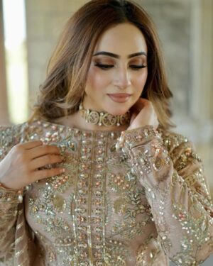 Inaya Khan Instagram - Eid First day look 🙌🏻✨🌙
Wearing my favorite @malhaar.official ✨
Neckwear by @nagina_houseofjewels 🫶
Photographer @shotby_salman 📸