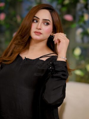 Inaya Khan Instagram - Sahiba 🖤
Had a lovely morning at @arydigital.tv Good morning Pakistan 🙌🏻
wearing this beautiful outfit by @hanim__official ✨
Bag by @purs.e7 ✨✨