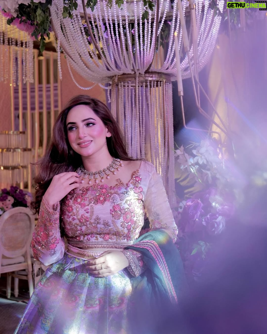 Inaya Khan - 17.8K Likes - 💜🌸✨
What a blast sangeet last night 🙌🏻✨ #rabesain 🌸
Wearing @zaraasif.official ✨✨
Photography @munibrehman_studio 📸📸
Makeup and styling by me ofcourse 🙌🏻💜
