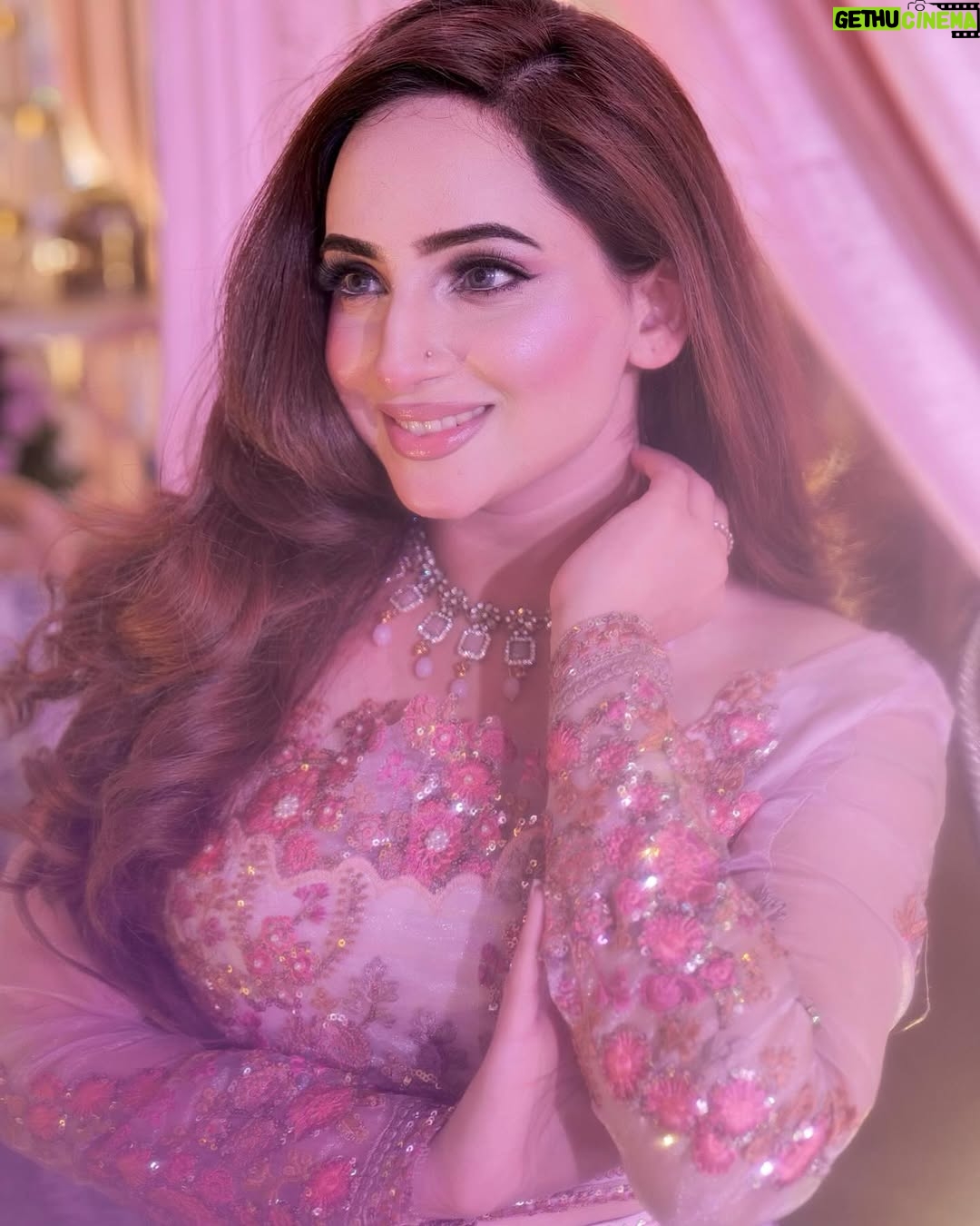 Inaya Khan - 17.8K Likes - 💜🌸✨
What a blast sangeet last night 🙌🏻✨ #rabesain 🌸
Wearing @zaraasif.official ✨✨
Photography @munibrehman_studio 📸📸
Makeup and styling by me ofcourse 🙌🏻💜